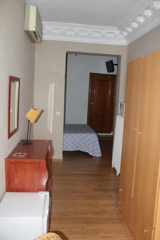 Hostal Trevinca Madrid Exterior foto