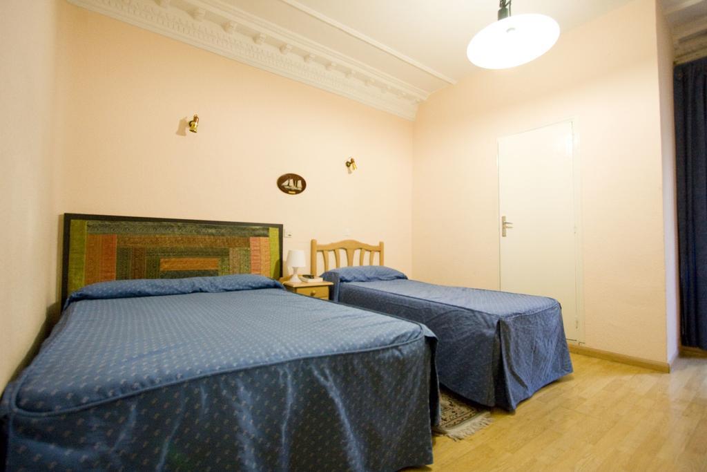 Hostal Trevinca Madrid Exterior foto