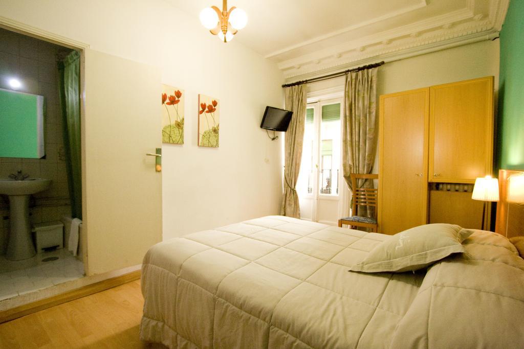 Hostal Trevinca Madrid Exterior foto