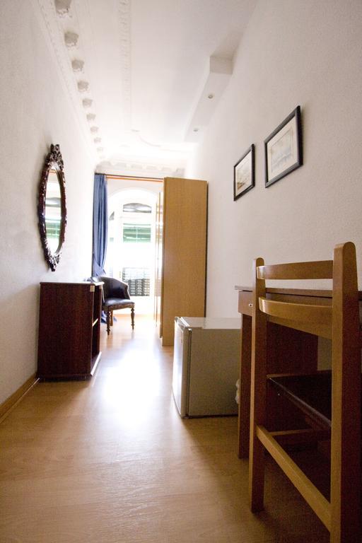 Hostal Trevinca Madrid Exterior foto