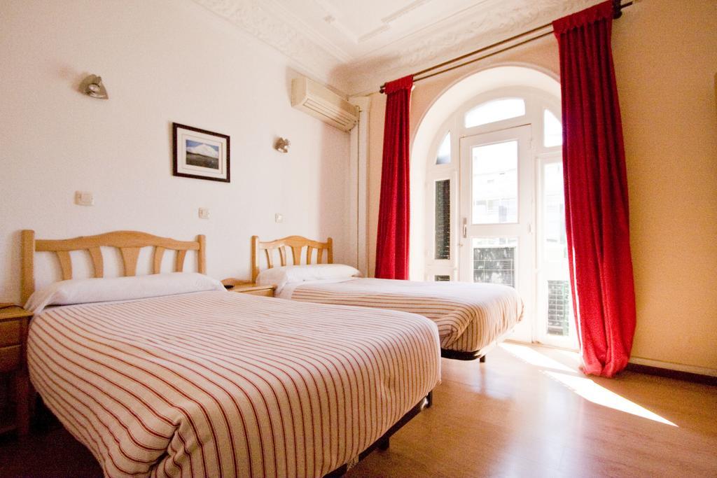 Hostal Trevinca Madrid Exterior foto